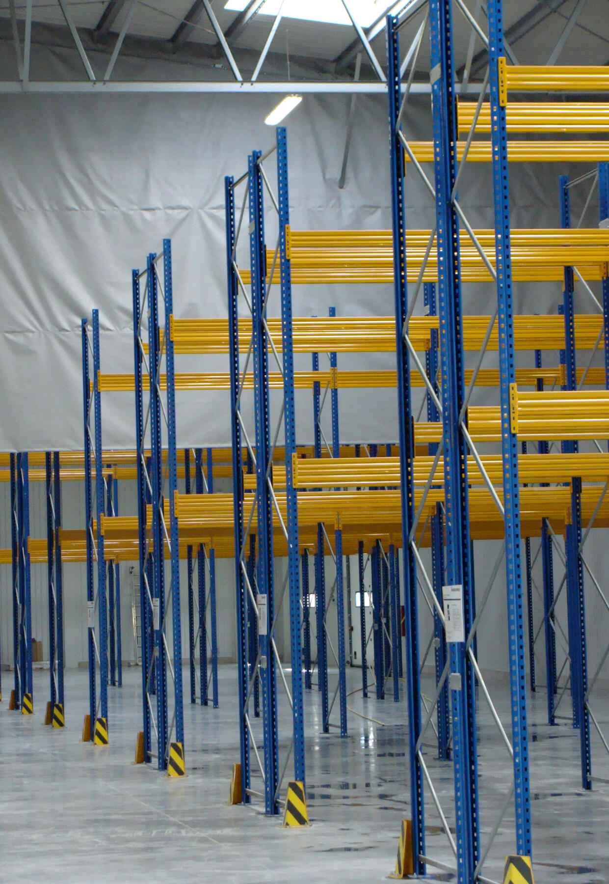 Wnętrze hali magazynowej
