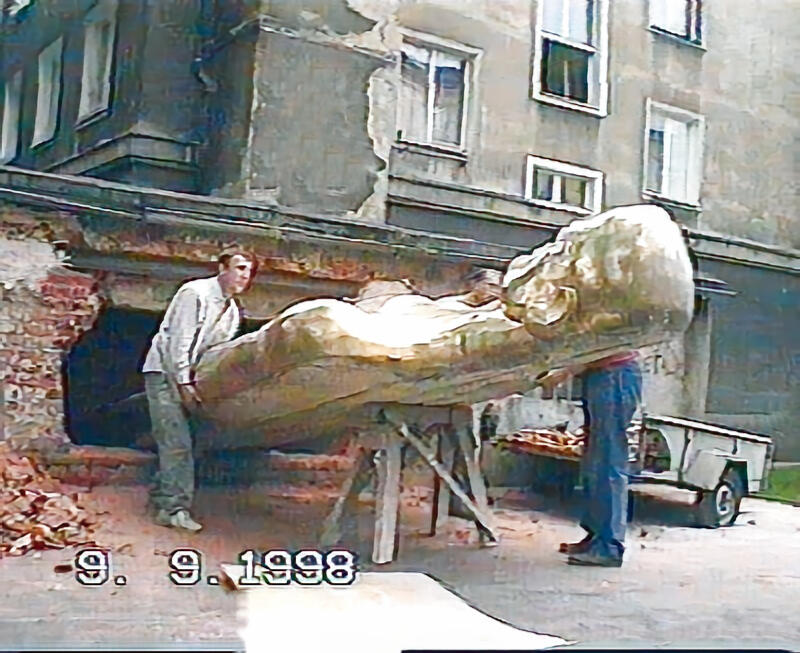 Oscar wynurza się z pracowni rzeźbiarskiej